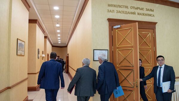 Депутаты мажилиса на пленарном заседании - Sputnik Қазақстан