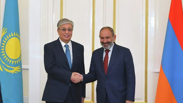 Президент Казахстана Касым-Жомарт Токаев и премьер-министр Армении Никол Пашинян - Sputnik Казахстан