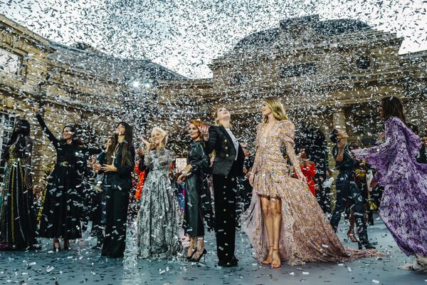 Актрисы и певицы во время презентации коллекции L'Oreal на Неделе моды Весна/Лето 2020 в Париже  - Sputnik Казахстан