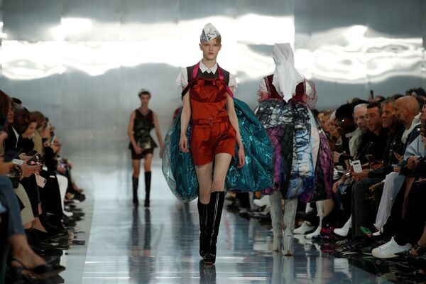 Модели во время презентации коллекции  John Galliano на Неделе моды Весна/Лето 2020 в Париже  - Sputnik Казахстан