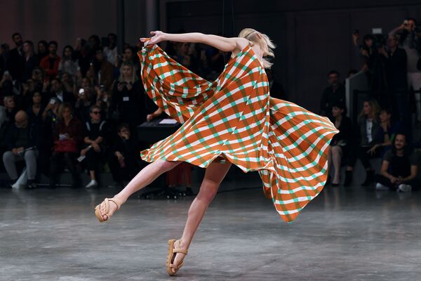 Танцующая модель на показе японского дизайнера Issey Miyake на Неделе моды в Париже - Sputnik Казахстан