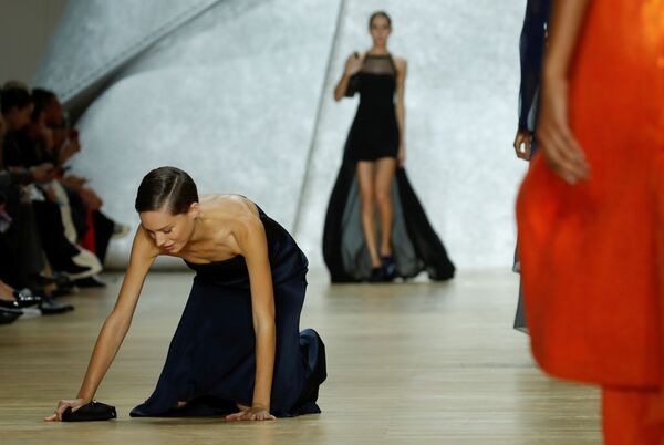 Падение модели во время показа Vivienne Westwood на Неделе моды в Париже - Sputnik Казахстан