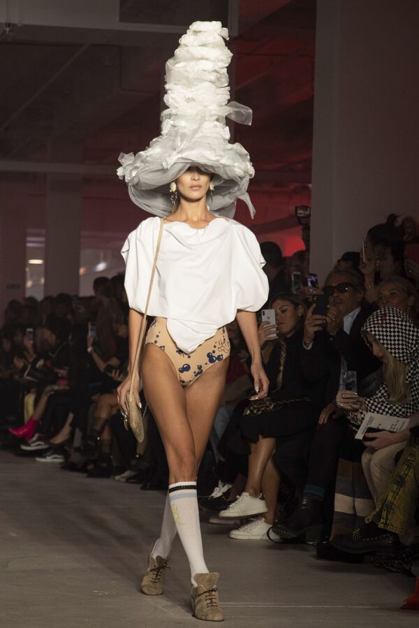 Модель во время показа Vivienne Westwood на Неделе моды в Париже - Sputnik Казахстан