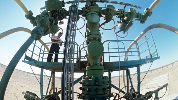 Первая нефтяная скважина на месторождении Тенгиз, архивное фото - Sputnik Казахстан