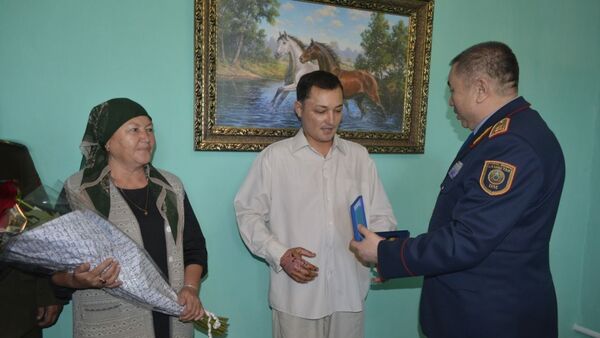 Министр Ерлан Тургумбаев вручает подполковнику гражданской защиты Абдугаппарову Бахытжану орден Айбын 2-й степени - Sputnik Казахстан