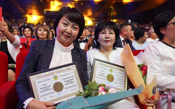 В номинации Лучший педагог 2019 года по системе дошкольного и среднего образования награду в 1 000 месячных расчетных показателей (один МРП - 2 425 тенге) победили 48 учителей по всей республике - Sputnik Казахстан