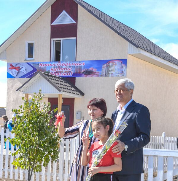 Космонавт вручил ключи от дома многодетной семье в Алматинской области - Sputnik Казахстан