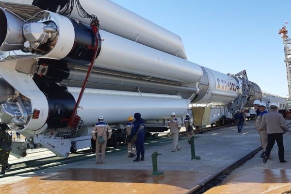 Ракета «Протон-М» на стартовом комплексе - Sputnik Казахстан