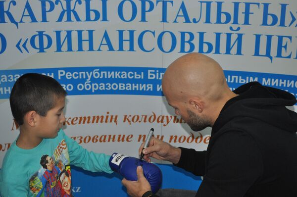 Василий Левит пен балалар үйінің тәрбиеленушісі Алтынбек Бағибергенов - Sputnik Қазақстан