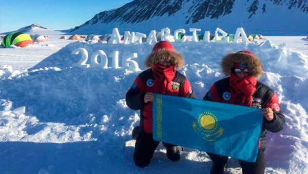 Руководитель казахстанской экспедиции на Антарктиду Магжан Сагимбаев и Ильяс Галимбеков - Sputnik Казахстан