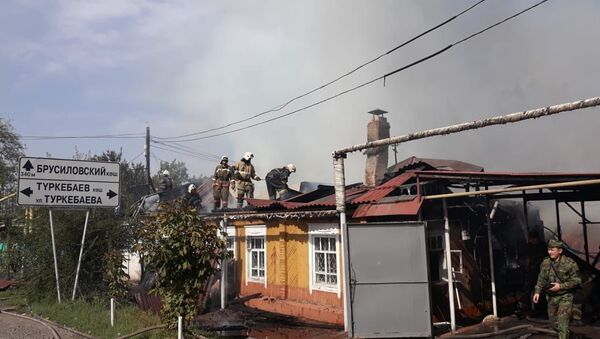Три жилых дома сгорели в Алматы - Sputnik Казахстан
