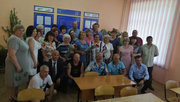 Выпускники вместе со своей учительницей Еленой Касьяновой - Sputnik Казахстан