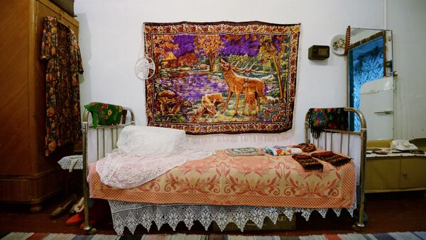 Вещи в комнате, воссоздающей обстановку квартиры пенсионерки, в музее советского быта Сделано в СССР в Екатеринбурге - Sputnik Казахстан