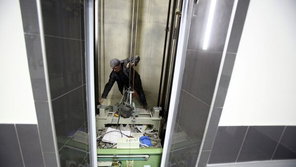 Ремонт лифта, архивное фото - Sputnik Қазақстан