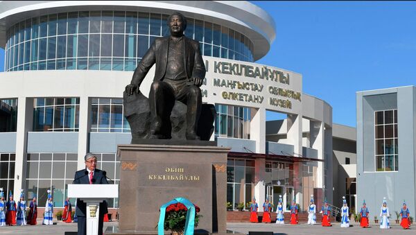 Токаев открыл памятник Абишу Кекилбаеву в Актау - Sputnik Казахстан