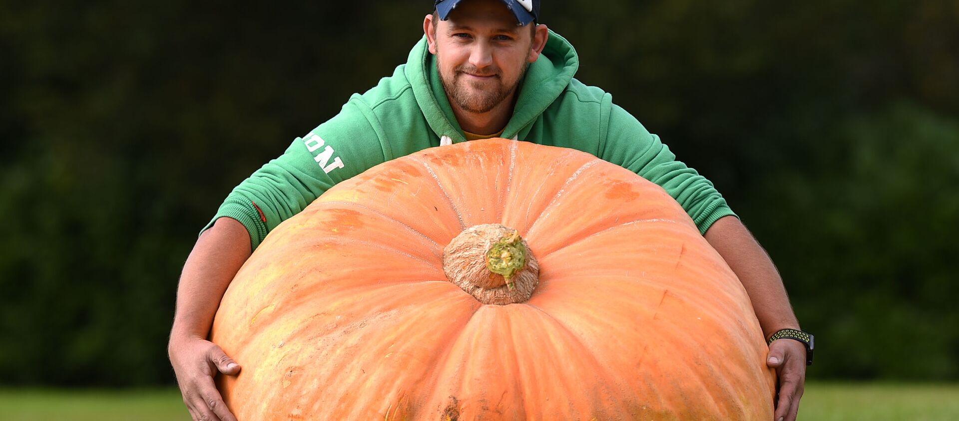  Ричард Манн со своей тыквой, весом 310,7 кг, которая выиграла в конкурсе овощей на Осенней выставке цветов в Харрогейте, 2017 год - Sputnik Казахстан, 1920, 22.10.2019