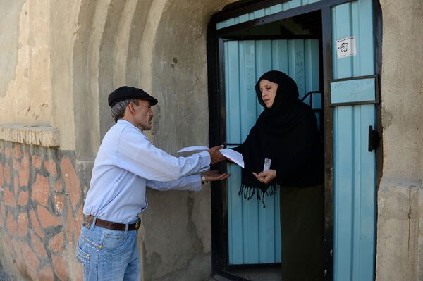 Афганский почтальон Мохаммад Рахим доставляет письма жителям одного из районом Кабула - Sputnik Казахстан