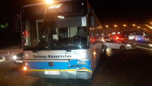 Автобус с пассажирами насмерть сбил пешехода - Sputnik Казахстан