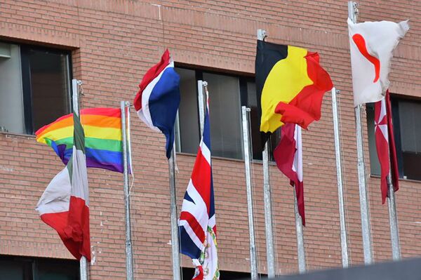 Флаг ЛГБТ-сообщества подняли у здания посольства Нидерландов в Нур-Султане - Sputnik Казахстан