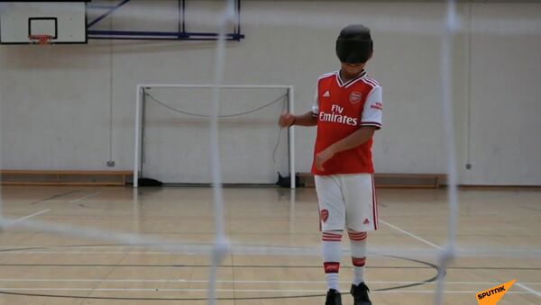 После потери зрения 9-летний мальчик продолжает заниматься футболом - Sputnik Казахстан