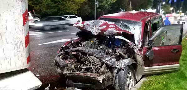 Машина на полном ходу врезалась в автокран в Алматы, пострадал рабочий - Sputnik Казахстан