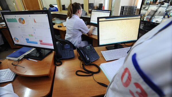 Диспетчеры за работой на станции скорой медицинской помощи, архивное фото - Sputnik Қазақстан
