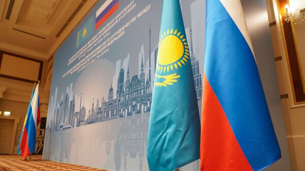 Флаги Казахстана и России на заседании Межправительственной комиссии по сотрудничеству между Казахстаном и Россией - Sputnik Қазақстан