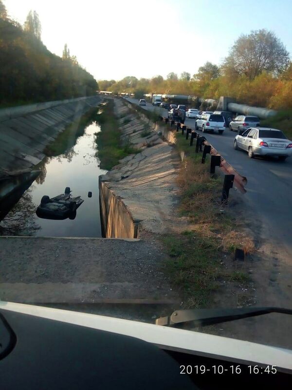 Отвлекся на смартфон: в Алматы автомобиль опрокинулся в канал - Sputnik Казахстан