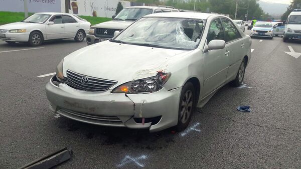 Отвлекся на смартфон: в Алматы автомобиль опрокинулся в канал - Sputnik Казахстан