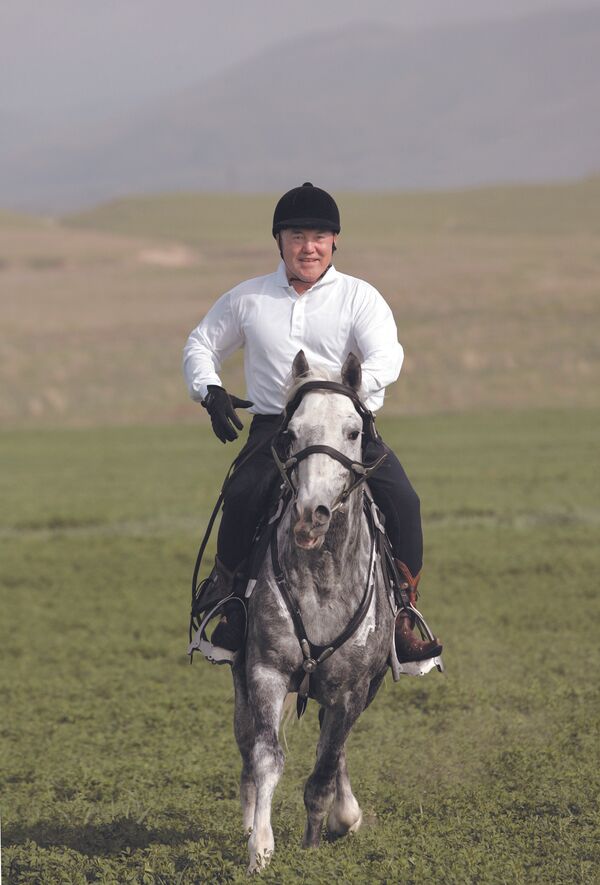 Первый президент Казахстана Нурсултан Назарбаев верхом на лошади - Sputnik Казахстан