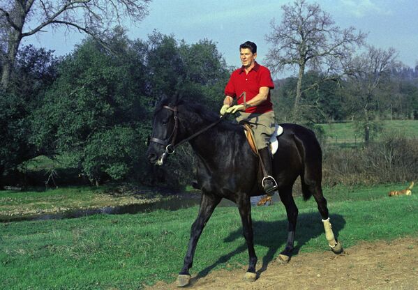 Губернатор Калифорнии Рональд Риган верхом на лошади на своем ранчо возле Оберна, Калифорния - Sputnik Казахстан