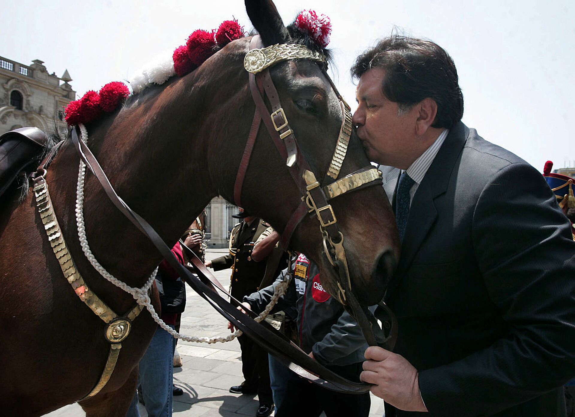  Президент Перу Алан Гарсия целует лошадь в правительственном дворце в Лиме - Sputnik Казахстан, 1920, 27.07.2022