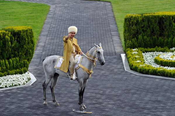 Президент Туркменистана Гурбангулы Бердымухамедов на ахалтекинском жеребце принимает участие в праздновании Дня лошади в Ашхабаде - Sputnik Казахстан