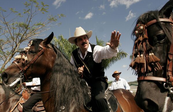 Президент Гондураса Мануэль Селайя во время традиционного конного парада в его честь в Пальмаресе,  к северо-западу от столицы Сан-Хосе, Коста-Рика - Sputnik Казахстан