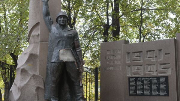 Со скульптуры казахстанцам, погибшим в Великой Отечественной войне, вандалы ободрали медное покрытие - Sputnik Казахстан
