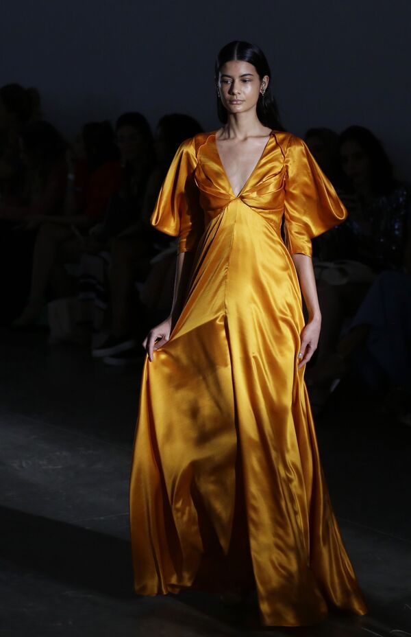 Модель в платье от Fabiana Milazzo на неделе моды в Сан-Паулу, Бразилия - Sputnik Казахстан