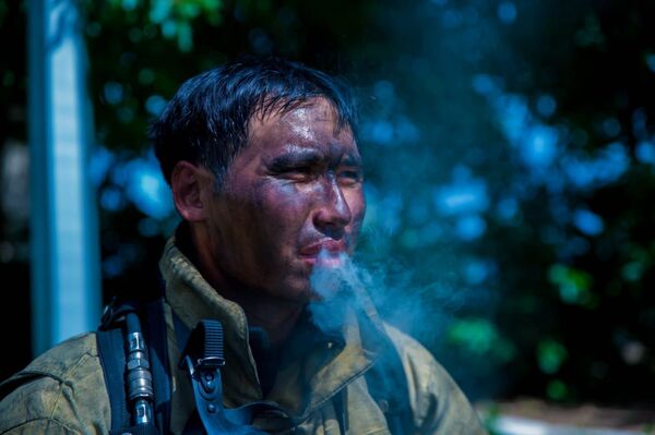 Провалился в горящую крышу - истории столичного спасателя из самого пекла - Sputnik Казахстан