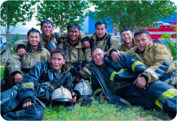 Провалился в горящую крышу - истории столичного спасателя из самого пекла - Sputnik Казахстан