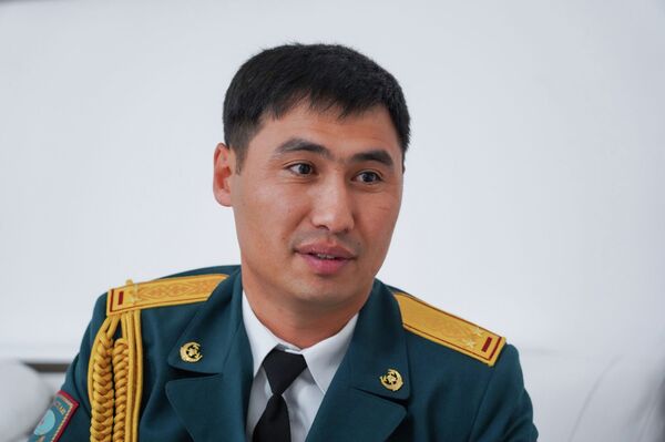 Провалился в горящую крышу - истории столичного спасателя из самого пекла - Sputnik Казахстан