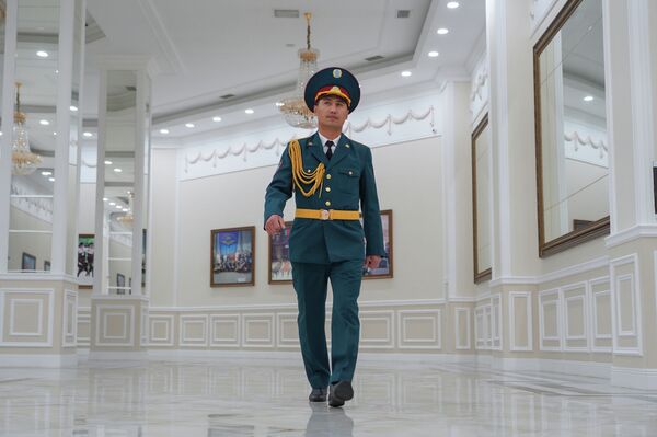 Провалился в горящую крышу - истории столичного спасателя из самого пекла - Sputnik Казахстан