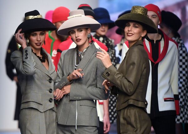 Модели демонстрируют одежду из коллекции дизайнера Славы Зайцева Москва и москвичи на площадке Mercedes-Benz Fashion Week Russia в Центральном выставочном зале Манеж в Москве - Sputnik Казахстан