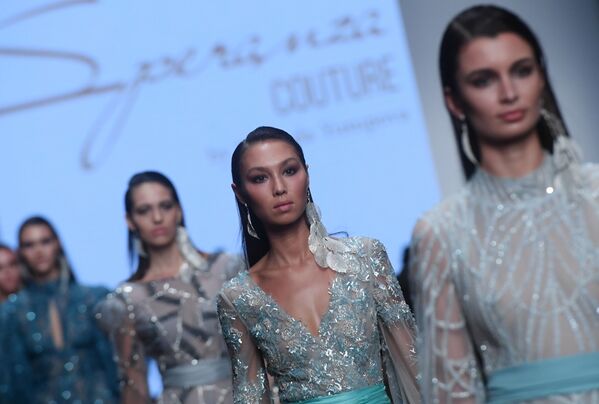 Модель демонстрирует одежду из коллекции Speranza Couture дизайнера Надежды Юсуповой на площадке Mercedes-Benz Fashion Week Russia в Центральном выставочном зале Манеж в Москве - Sputnik Казахстан