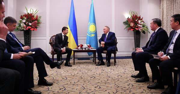 Елбасы Нурсултан Назарбаев на встрече с президентом Украины Владимиром Зеленским - Sputnik Казахстан