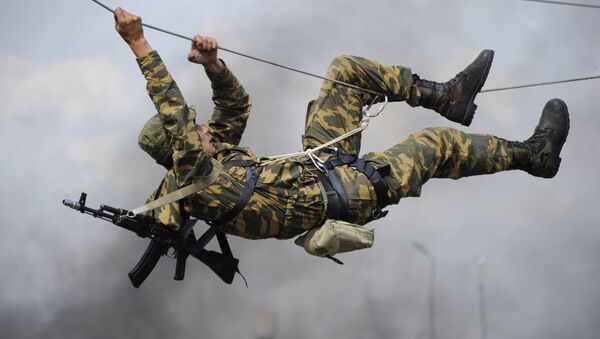 Бойцы на полосе препятствий во время практических занятий в расположении 22-й отдельной Гвардейской бригады специального назначения в Ростовской области - Sputnik Казахстан