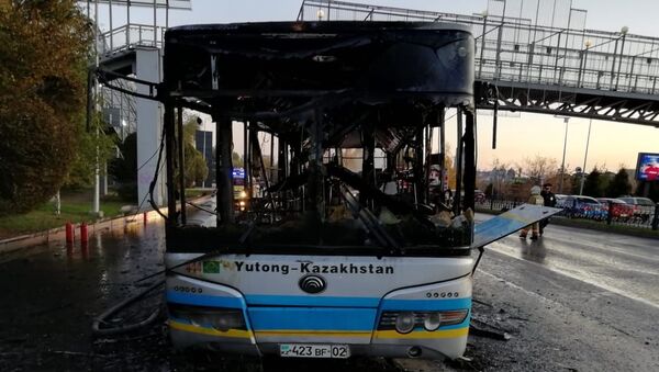 Сгоревший маршрутный автобус на проспекте Аль-Фараби в Алматы - Sputnik Қазақстан