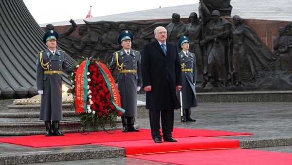 Александр Лукашенко возложил цветы у Вечного огня в Нур-Султане - Sputnik Казахстан
