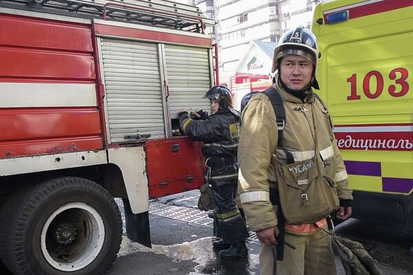 Пожарные машины, скорая и сотрудники противопожарной безопасности на месте вызова - Sputnik Казахстан
