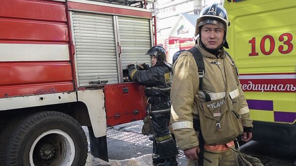 Пожарные машины, скорая и сотрудники противопожарной безопасности - Sputnik Казахстан