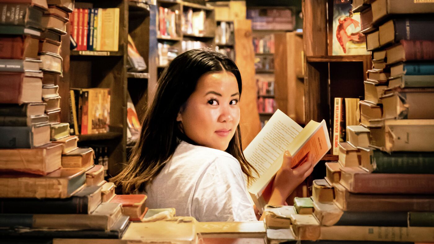 Ол еңкейіп, киска фотосын көрсетті