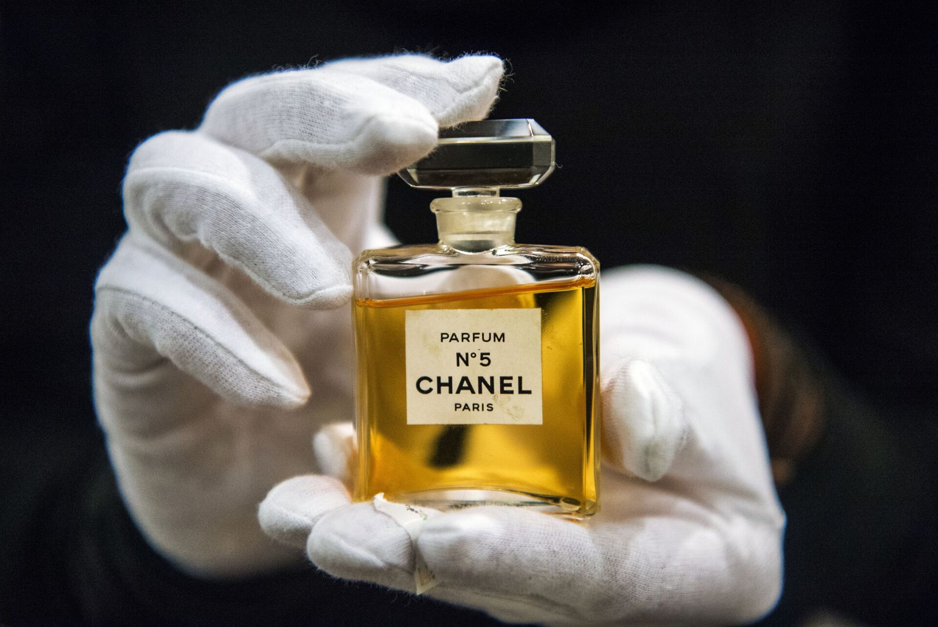 Флакон духов Chanel № 5 на выставке I love Chanel. Частные коллекции в МВЦ Музей Моды в Москве - Sputnik Казахстан, 1920, 04.05.2023